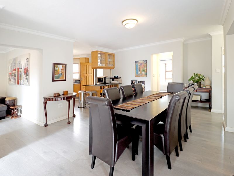 Private sanctuary in secure enclave of four homes, offering space and seamless indoor-outdoor living - Photo 3