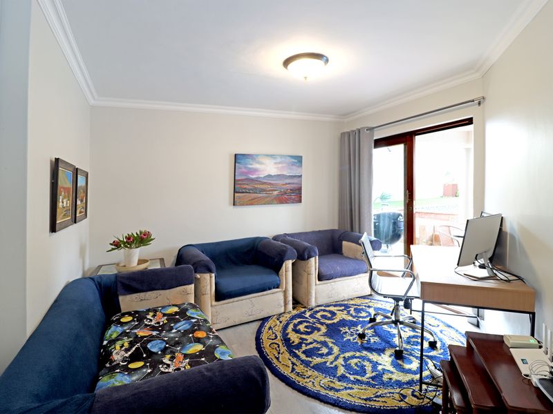 Private sanctuary in secure enclave of four homes, offering space and seamless indoor-outdoor living - Photo 9