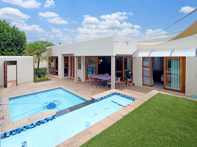 Private sanctuary in secure enclave of four homes, offering space and seamless indoor-outdoor living - Photo 1