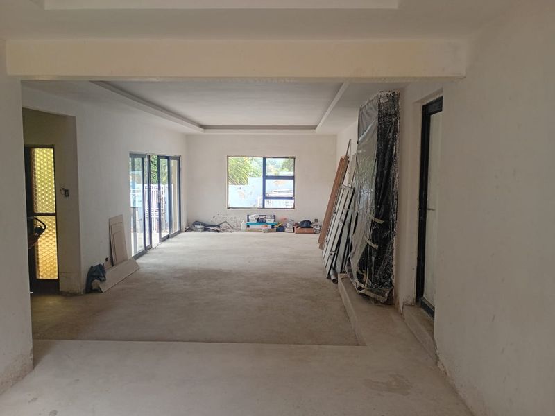 Luxury Corner Property with Massive Potential 80% Renovated in Mondeor - Photo 3