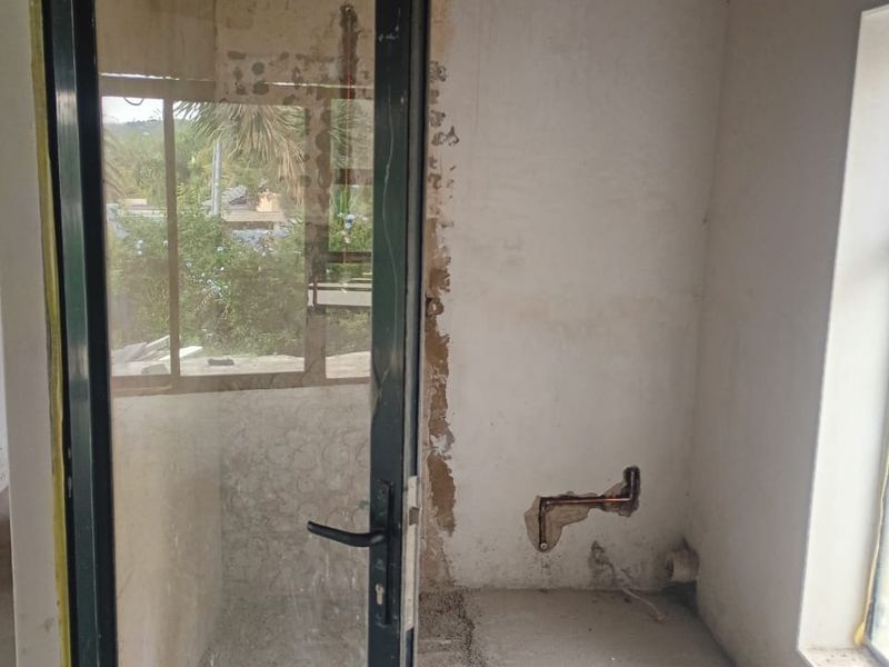 Luxury Corner Property with Massive Potential 80% Renovated in Mondeor - Photo 9