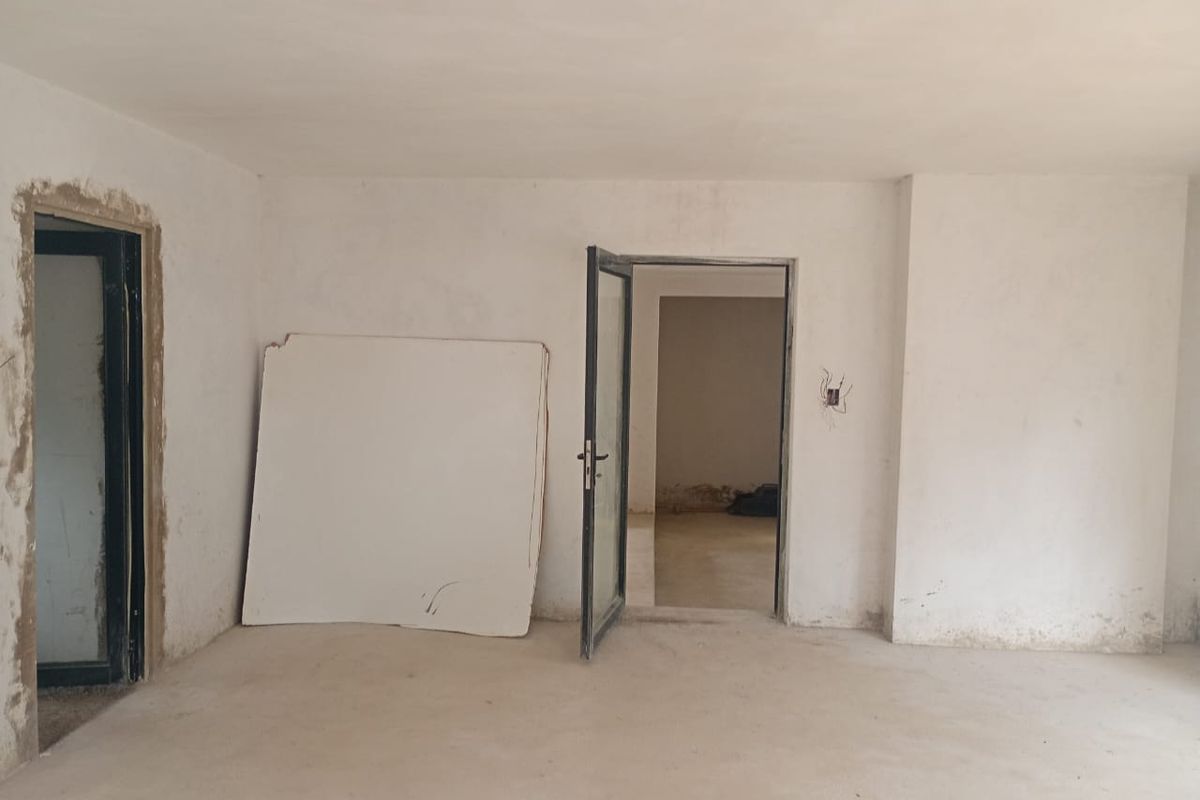 Luxury Corner Property with Massive Potential 80% Renovated in Mondeor - Photo 5