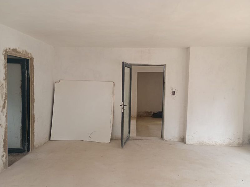 Luxury Corner Property with Massive Potential 80% Renovated in Mondeor - Photo 5