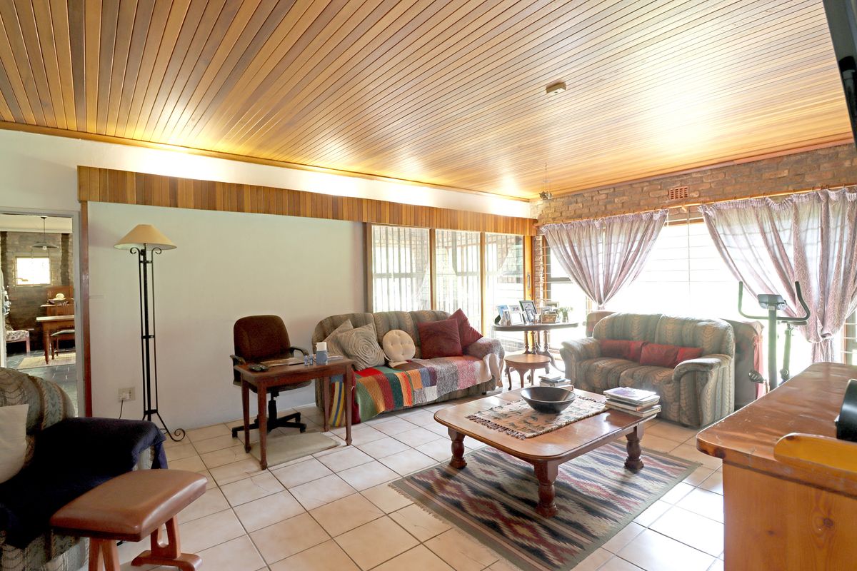 Rare Sun Valley Lifestyle Farm: Equestrian Facilities, Strong Borehole & Multiple Rental Homes - Photo 4