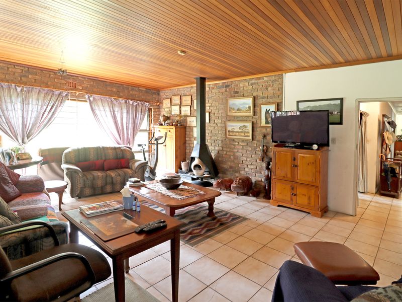 Rare Sun Valley Lifestyle Farm: Equestrian Facilities, Strong Borehole & Multiple Rental Homes - Photo 7