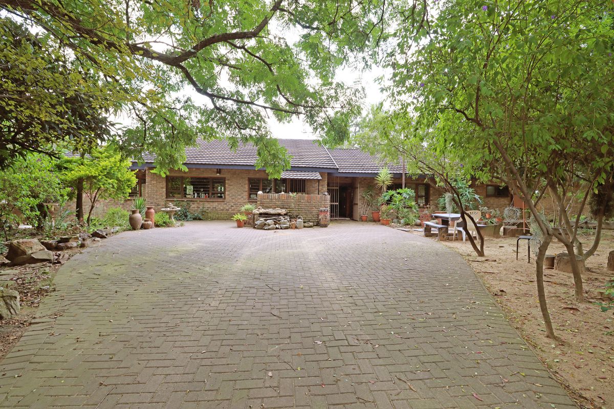 Rare Sun Valley Lifestyle Farm: Equestrian Facilities, Strong Borehole & Multiple Rental Homes - Photo 4