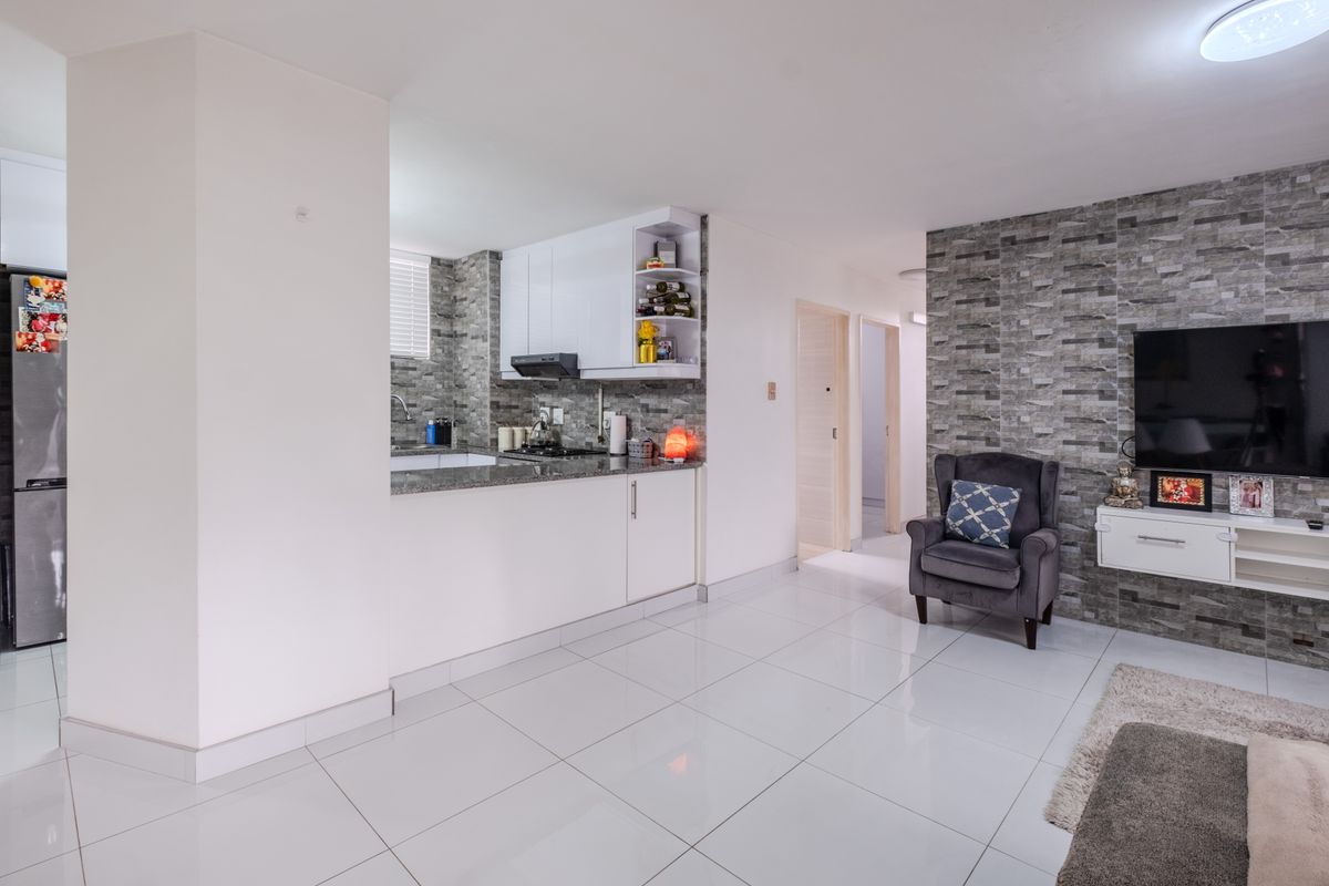 Modern 2 Bedroom Apartment with Elegant Finishes and 24 Hour Security - Photo 3