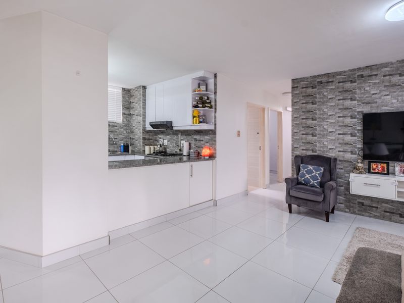 Modern 2 Bedroom Apartment with Elegant Finishes and 24 Hour Security - Photo 3