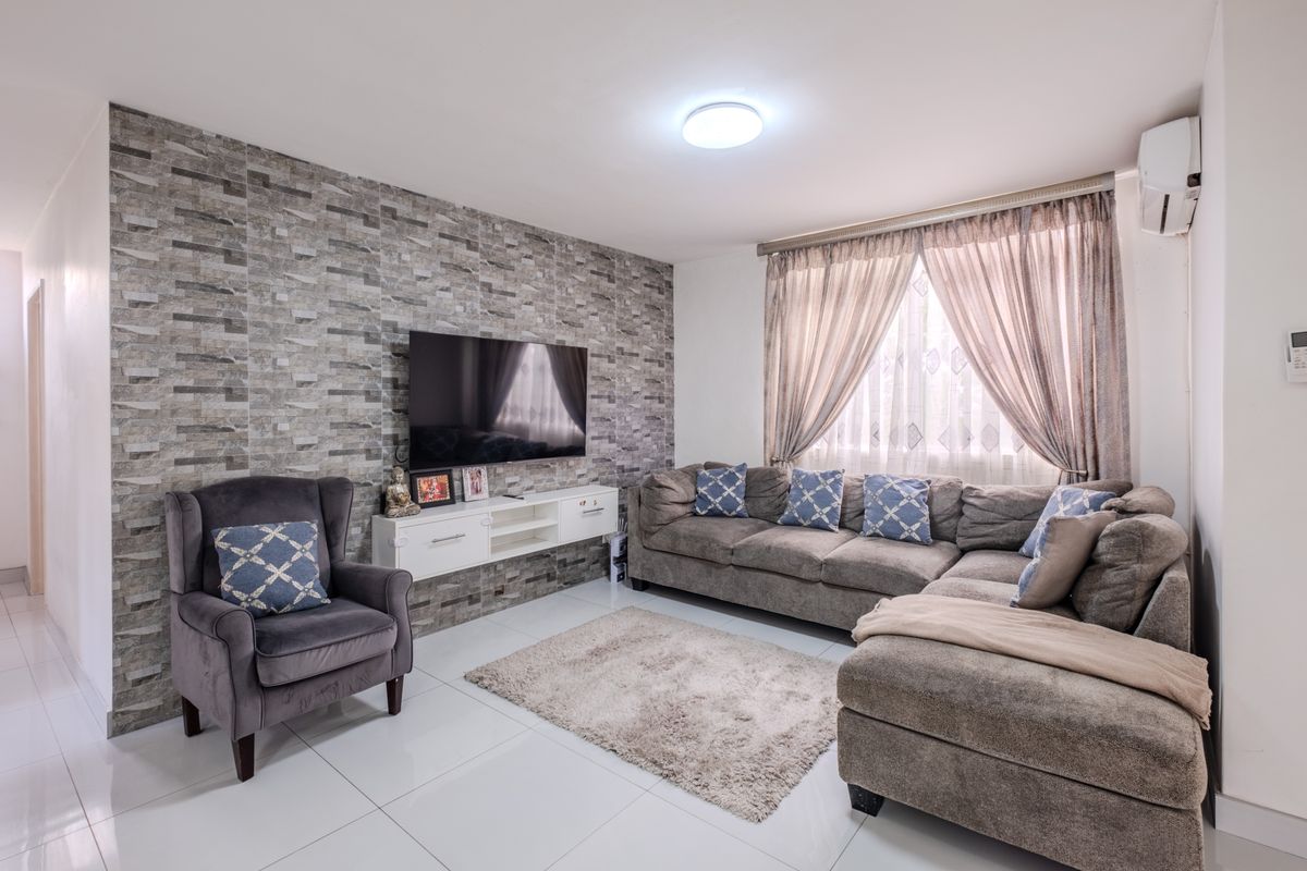 Modern 2 Bedroom Apartment with Elegant Finishes and 24 Hour Security - Photo 2