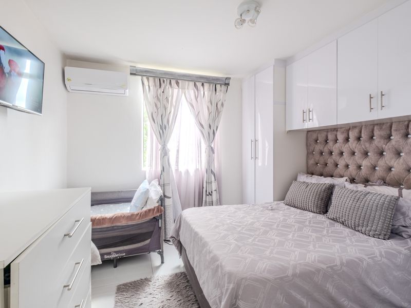 Modern 2 Bedroom Apartment with Elegant Finishes and 24 Hour Security - Photo 10