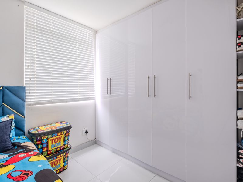 Modern 2 Bedroom Apartment with Elegant Finishes and 24 Hour Security - Photo 9