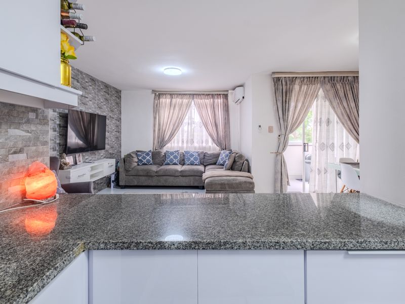 Modern 2 Bedroom Apartment with Elegant Finishes and 24 Hour Security - Photo 7