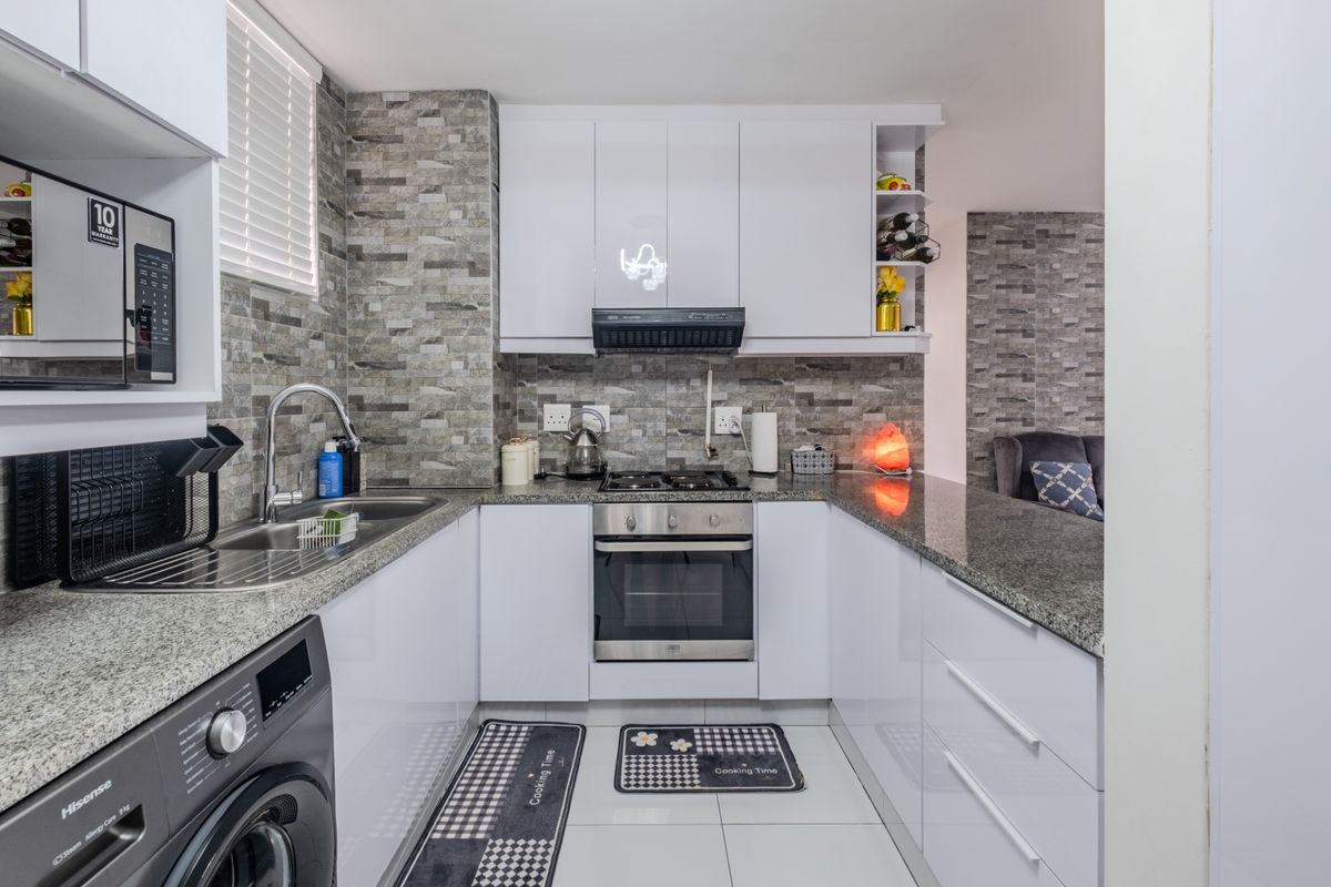 Modern 2 Bedroom Apartment with Elegant Finishes and 24 Hour Security - Photo 5
