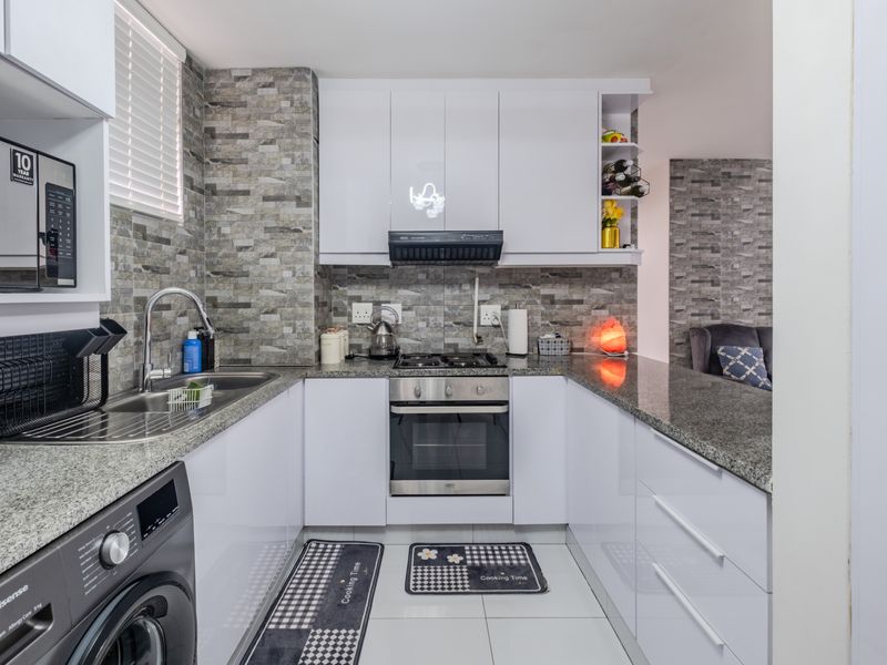 Modern 2 Bedroom Apartment with Elegant Finishes and 24 Hour Security - Photo 5