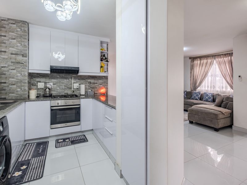 Modern 2 Bedroom Apartment with Elegant Finishes and 24 Hour Security - Photo 6