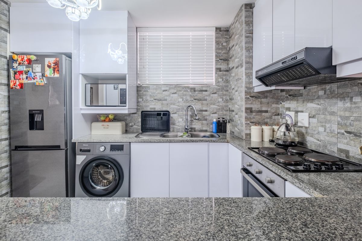 Modern 2 Bedroom Apartment with Elegant Finishes and 24 Hour Security - Photo 4