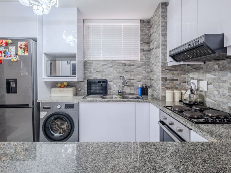 Modern 2 Bedroom Apartment with Elegant Finishes and 24 Hour Security - Photo 4