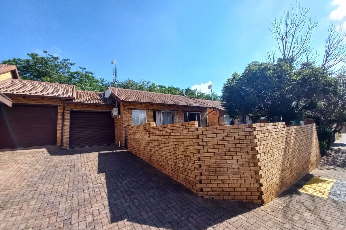 Neat and Inviting 2-Bedroom Townhouse in a Popular Security Complex 🏡✨ - Photo 2