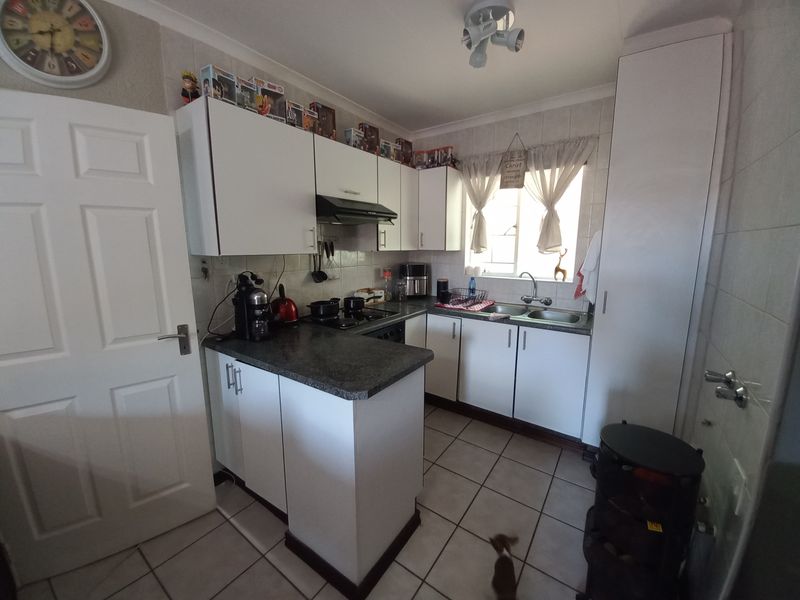 Neat and Inviting 2-Bedroom Townhouse in a Popular Security Complex 🏡✨ - Photo 10