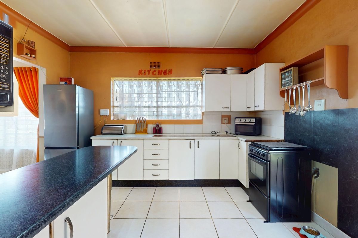 Modern Family Living in a Secure Enclosure Starting bid from R900 000.00 - Photo 2