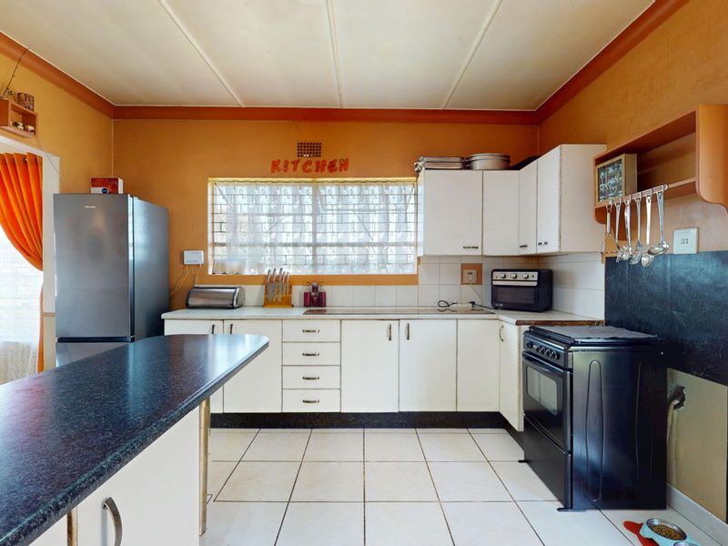 Modern Family Living in a Secure Enclosure Starting bid from R900 000.00 - Photo 2