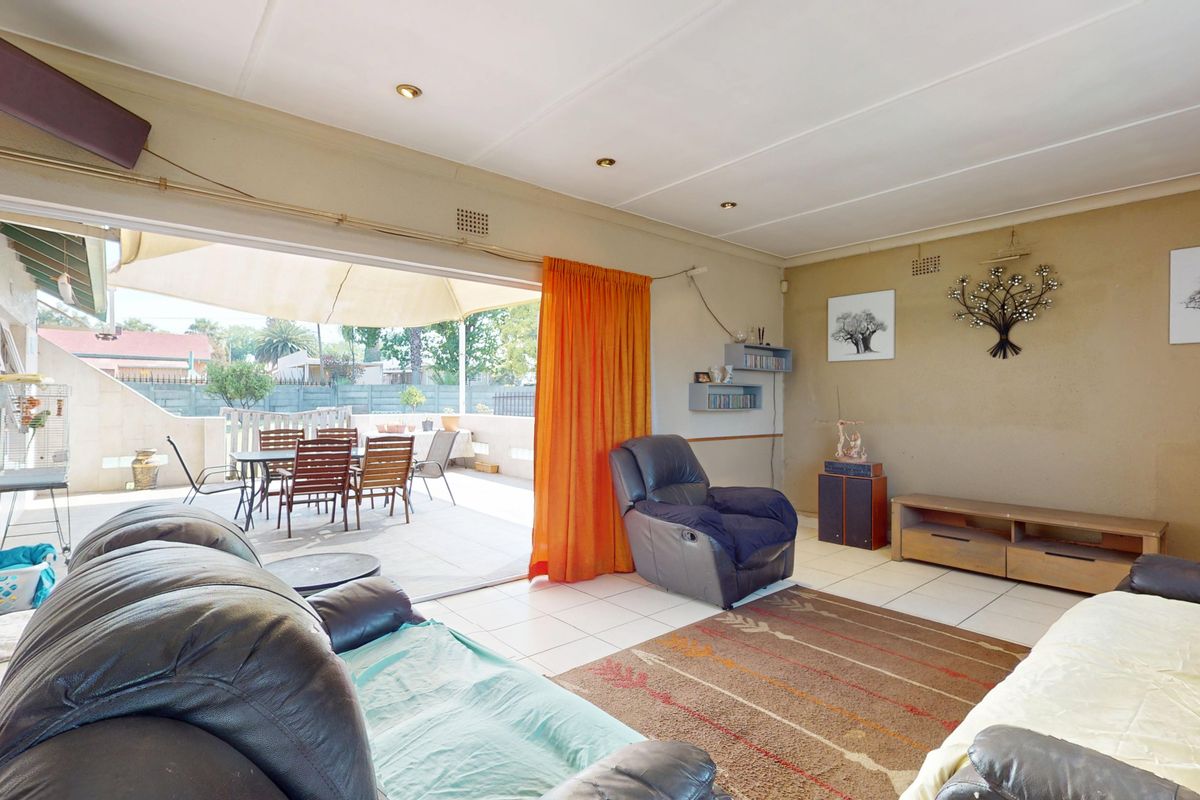 Modern Family Living in a Secure Enclosure Starting bid from R900 000.00 - Photo 4