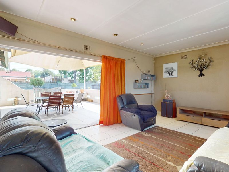 Modern Family Living in a Secure Enclosure Starting bid from R900 000.00 - Photo 4