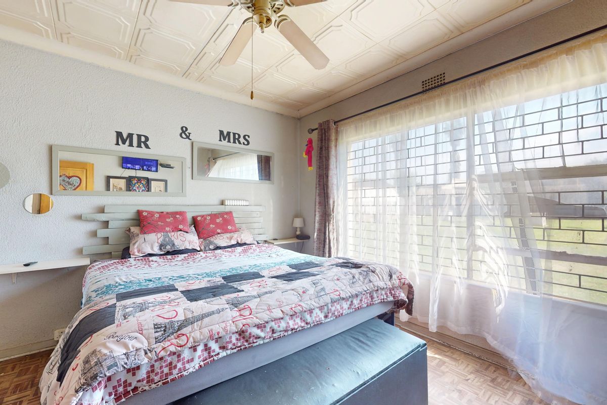 Modern Family Living in a Secure Enclosure Starting bid from R900 000.00 - Photo 5