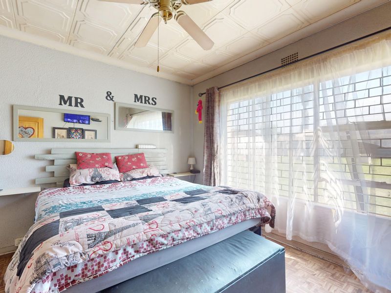 Modern Family Living in a Secure Enclosure Starting bid from R900 000.00 - Photo 5