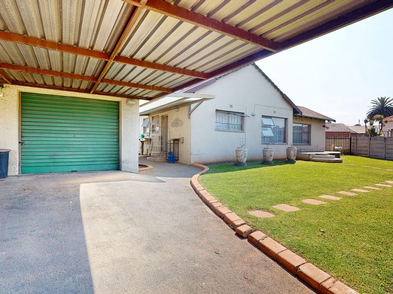 Modern Family Living in a Secure Enclosure Starting bid from R900 000.00 - Photo 8