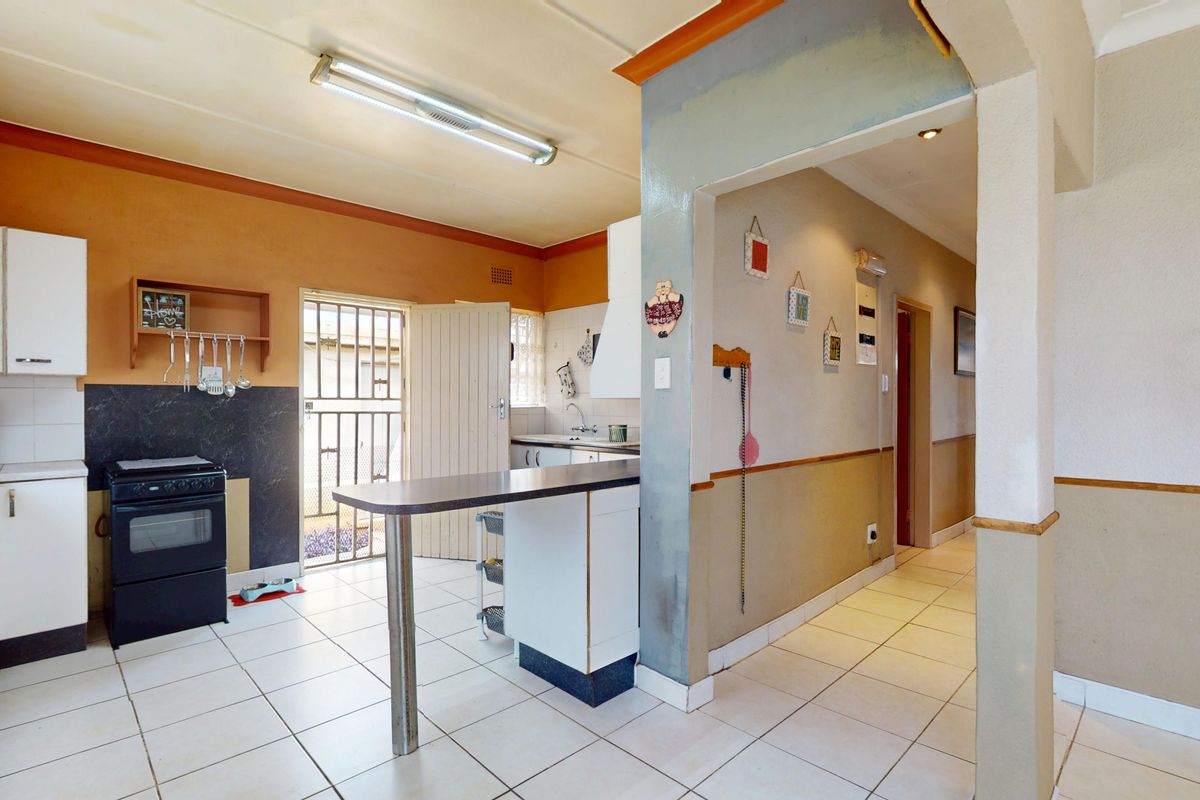 Modern Family Living in a Secure Enclosure Starting bid from R900 000.00 - Photo 3