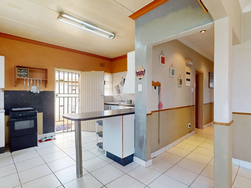 Modern Family Living in a Secure Enclosure Starting bid from R900 000.00 - Photo 3