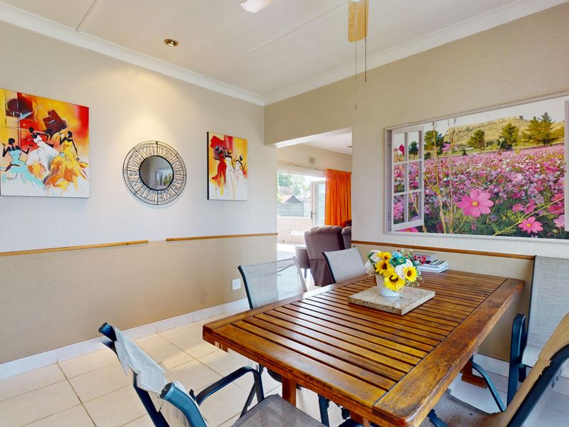 Modern Family Living in a Secure Enclosure Starting bid from R900 000.00 - Photo 10