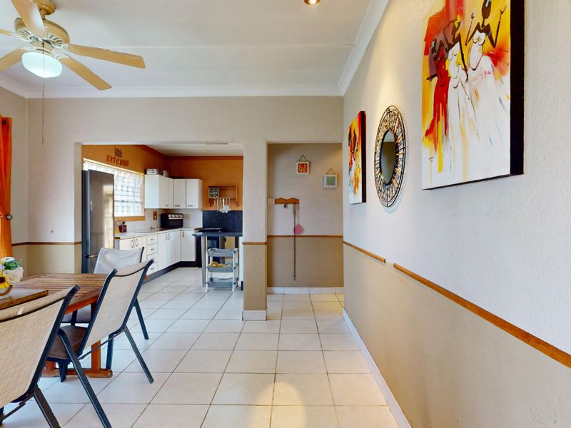 Modern Family Living in a Secure Enclosure Starting bid from R900 000.00 - Photo 9