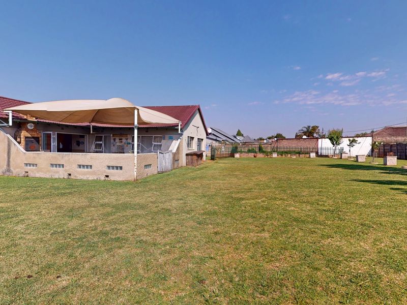 Modern Family Living in a Secure Enclosure Starting bid from R900 000.00 - Photo 7