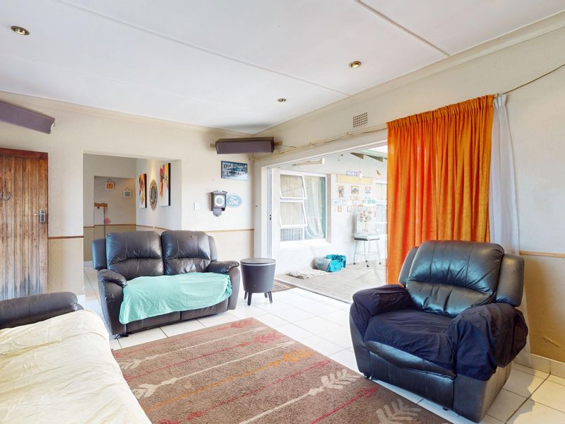 Modern Family Living in a Secure Enclosure Starting bid from R900 000.00 - Photo 6