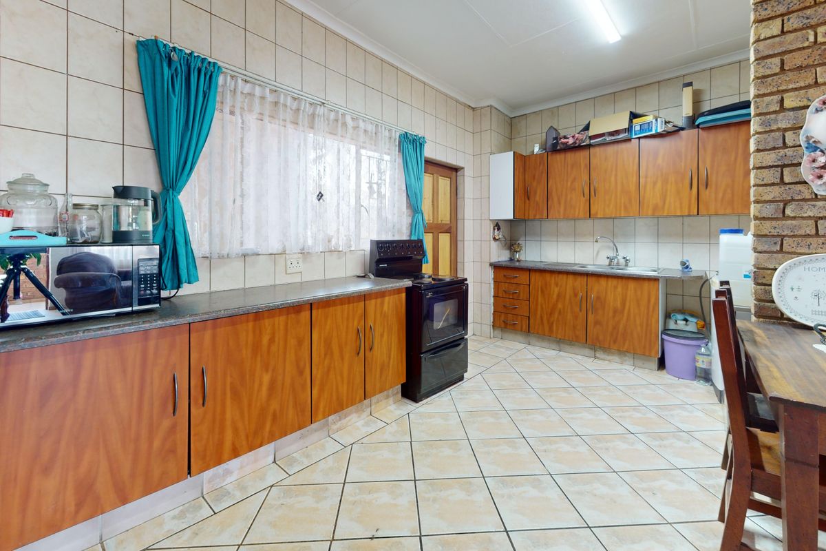 Neat & Spacious First-Floor Unit in the Heart of Witfield - Photo 2