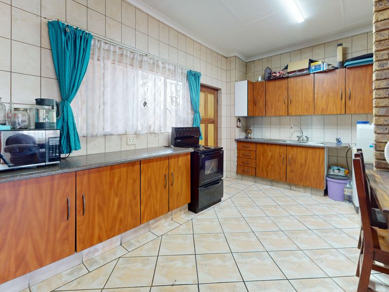 Neat & Spacious First-Floor Unit in the Heart of Witfield - Photo 2