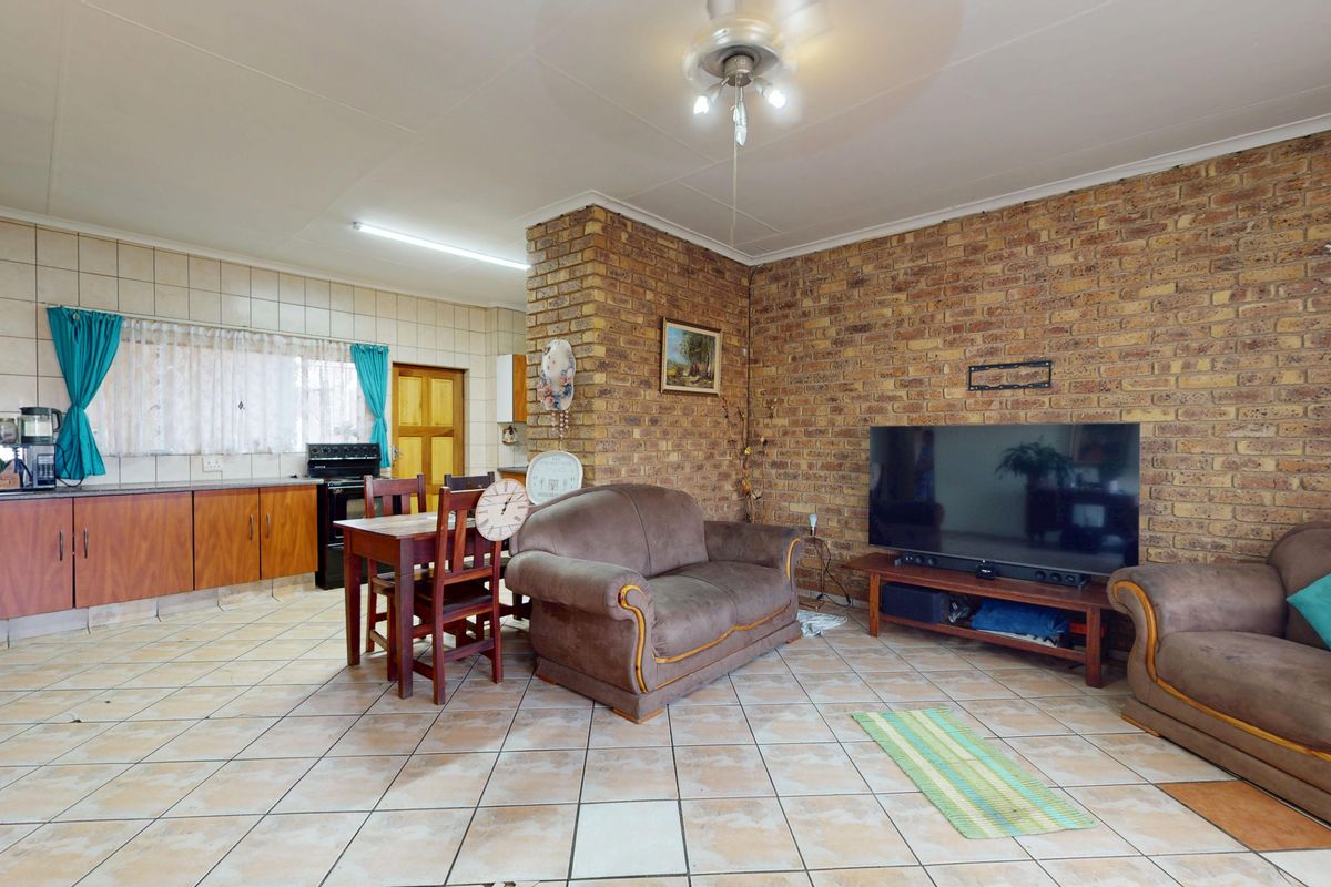 Neat & Spacious First-Floor Unit in the Heart of Witfield - Photo 3