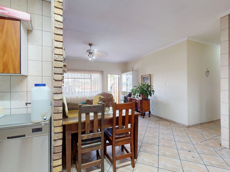 Neat & Spacious First-Floor Unit in the Heart of Witfield - Photo 9