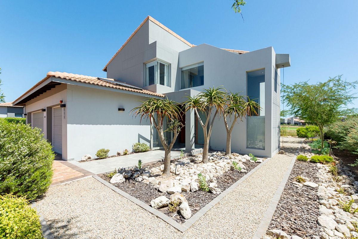 Stylish Double-Storey Residence Overlooking the 2nd Fairway - Photo 2