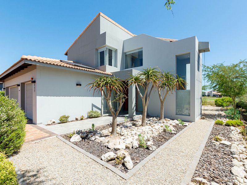 Stylish Double-Storey Residence Overlooking the 2nd Fairway - Photo 2