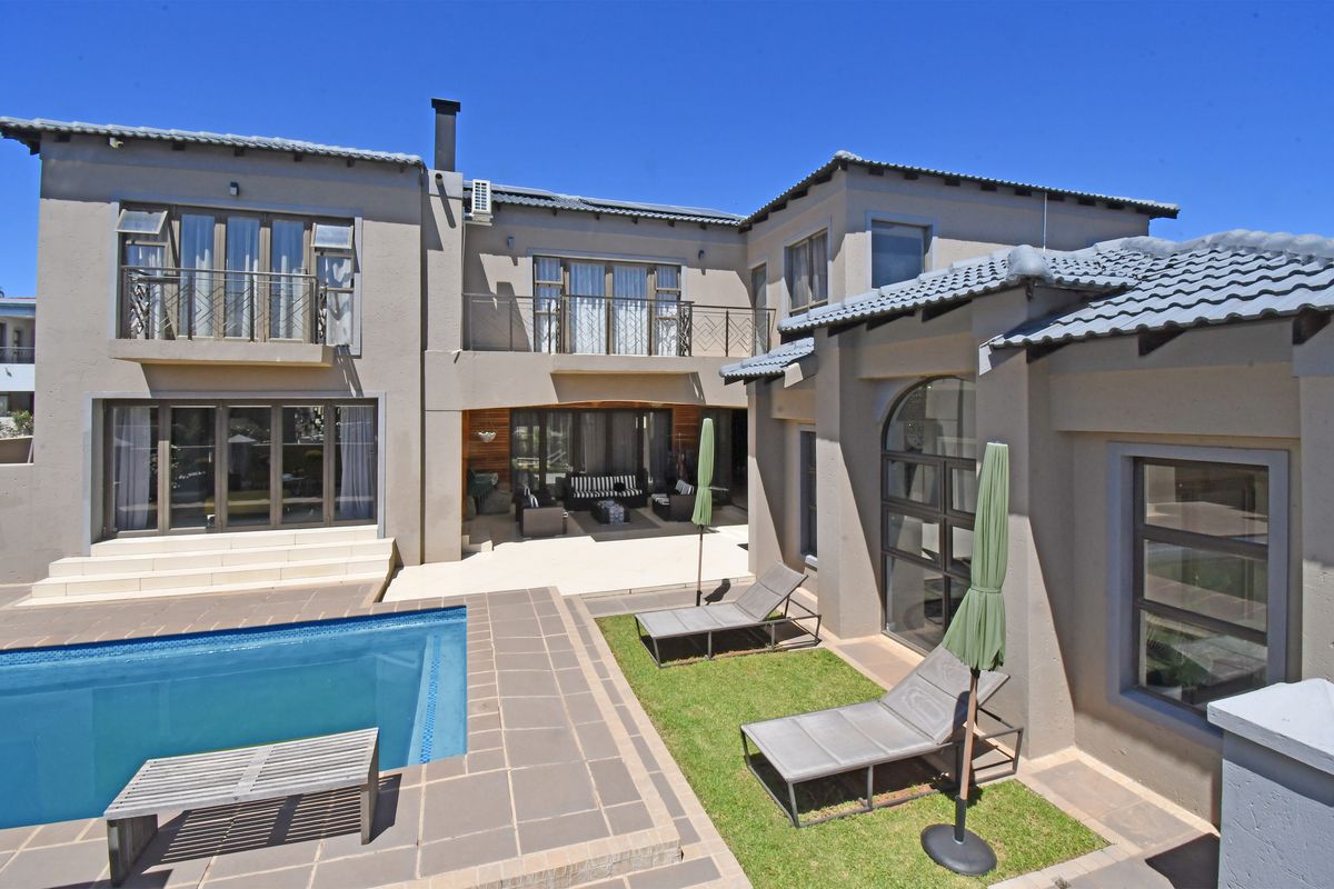 Contemporary Luxury Home in the Prestigious Blue Valley Golf Estate - Photo 3