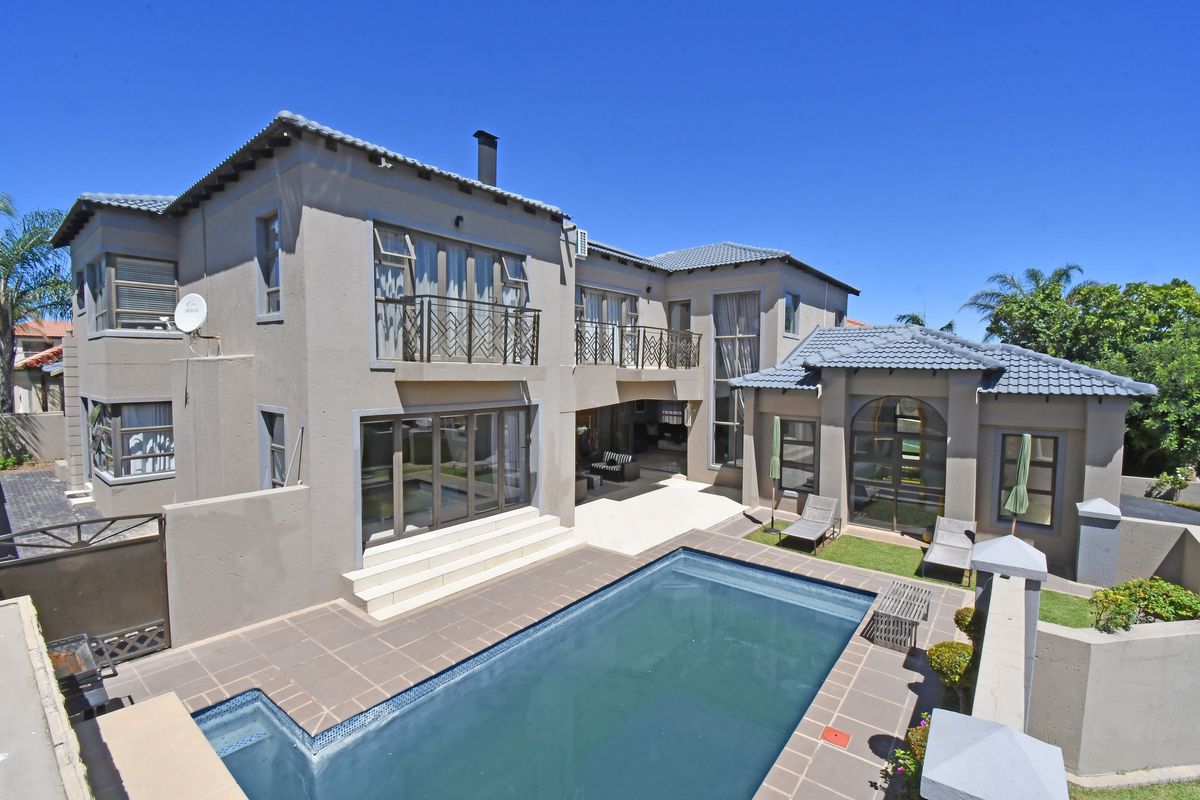 Contemporary Luxury Home in the Prestigious Blue Valley Golf Estate - Photo 2