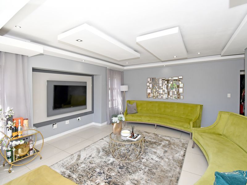 Contemporary Luxury Home in the Prestigious Blue Valley Golf Estate - Photo 7