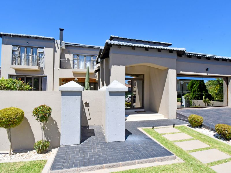 Contemporary Luxury Home in the Prestigious Blue Valley Golf Estate - Photo 1