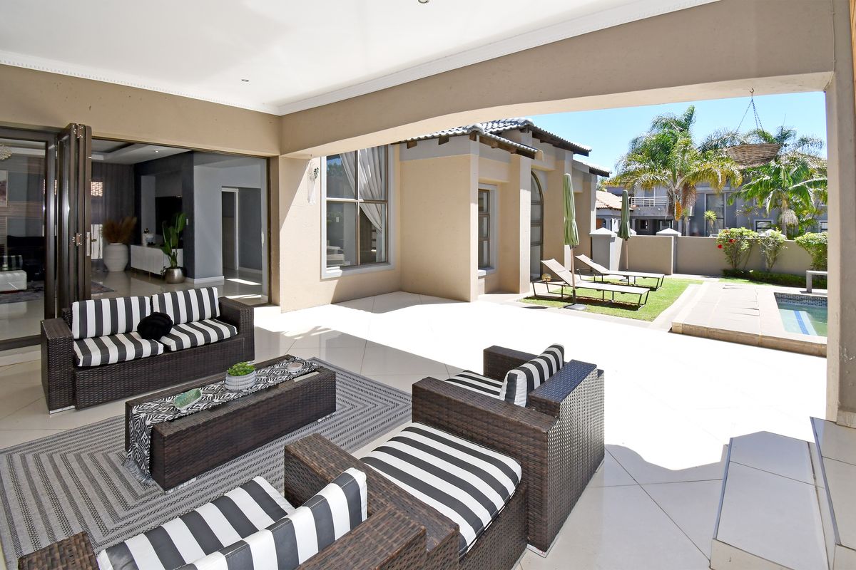 Contemporary Luxury Home in the Prestigious Blue Valley Golf Estate - Photo 2