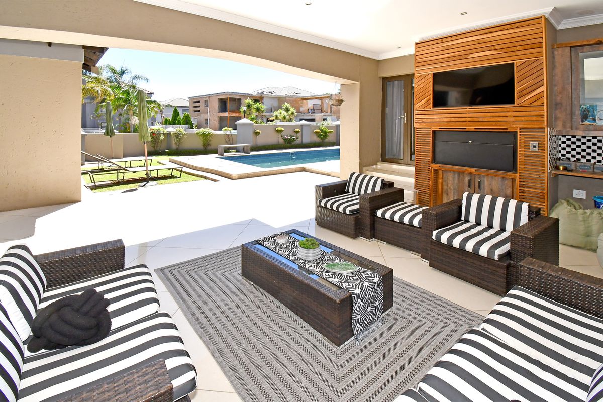 Contemporary Luxury Home in the Prestigious Blue Valley Golf Estate - Photo 3
