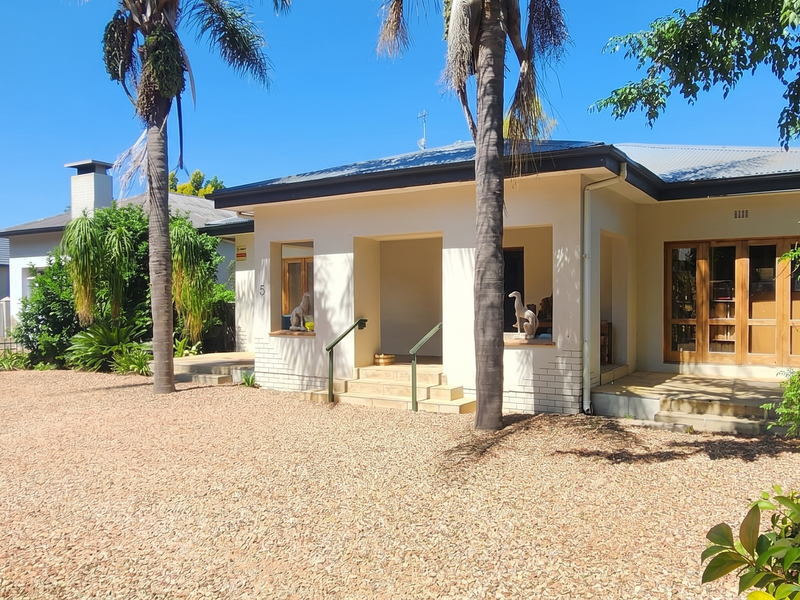Exceptional Opportunity: 4-Bedroom Home with Operating Business in Tourist Hotspot - Photo 1