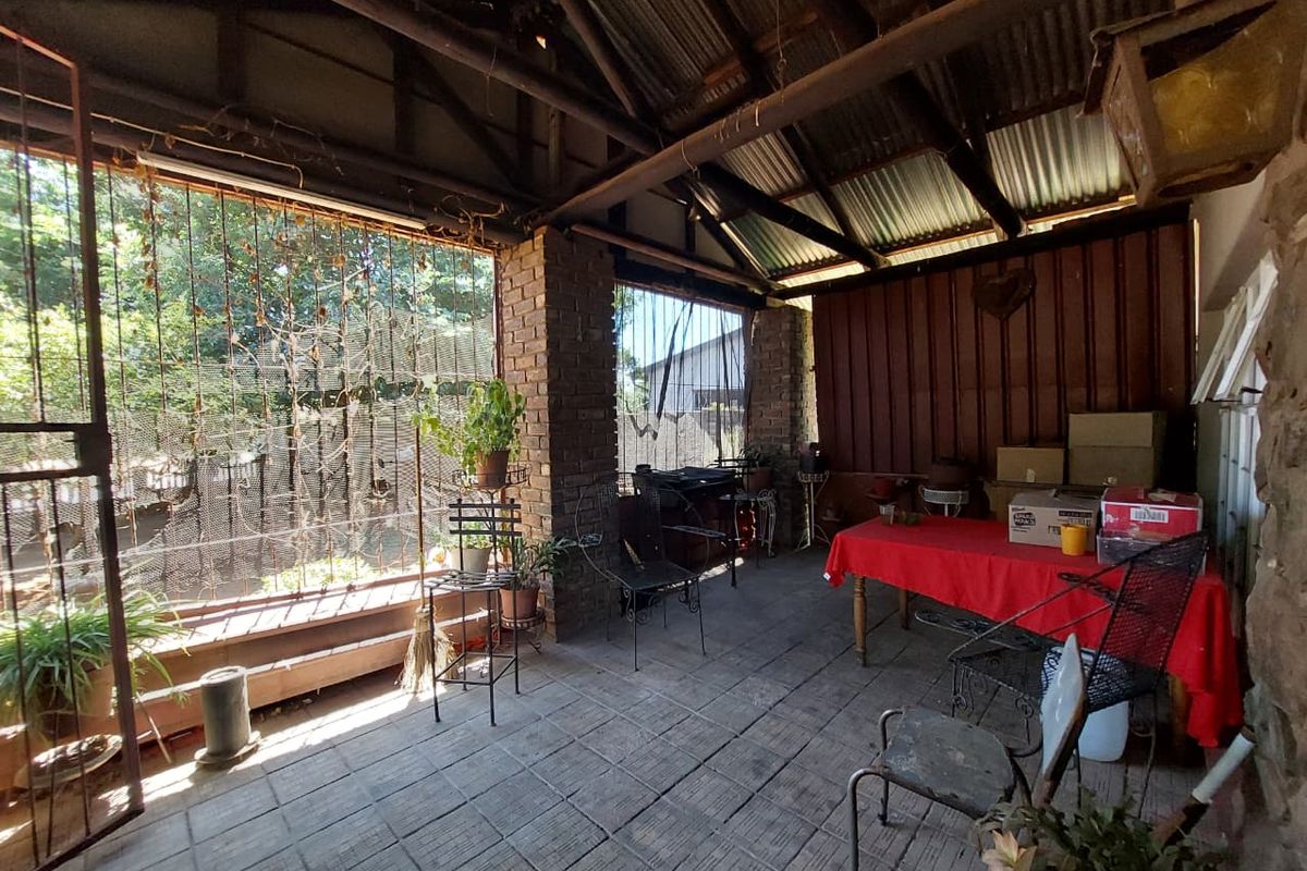 Move-In Ready Gem with Big Yard and Great Potential! - Photo 3